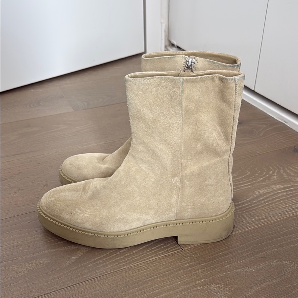 Vince. Suede Tan Boots